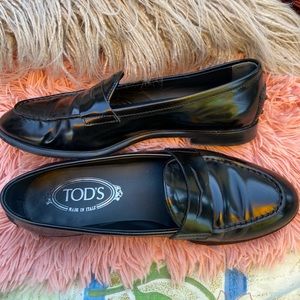 Tod’s Black Patent Leather Driving Loafers. 37